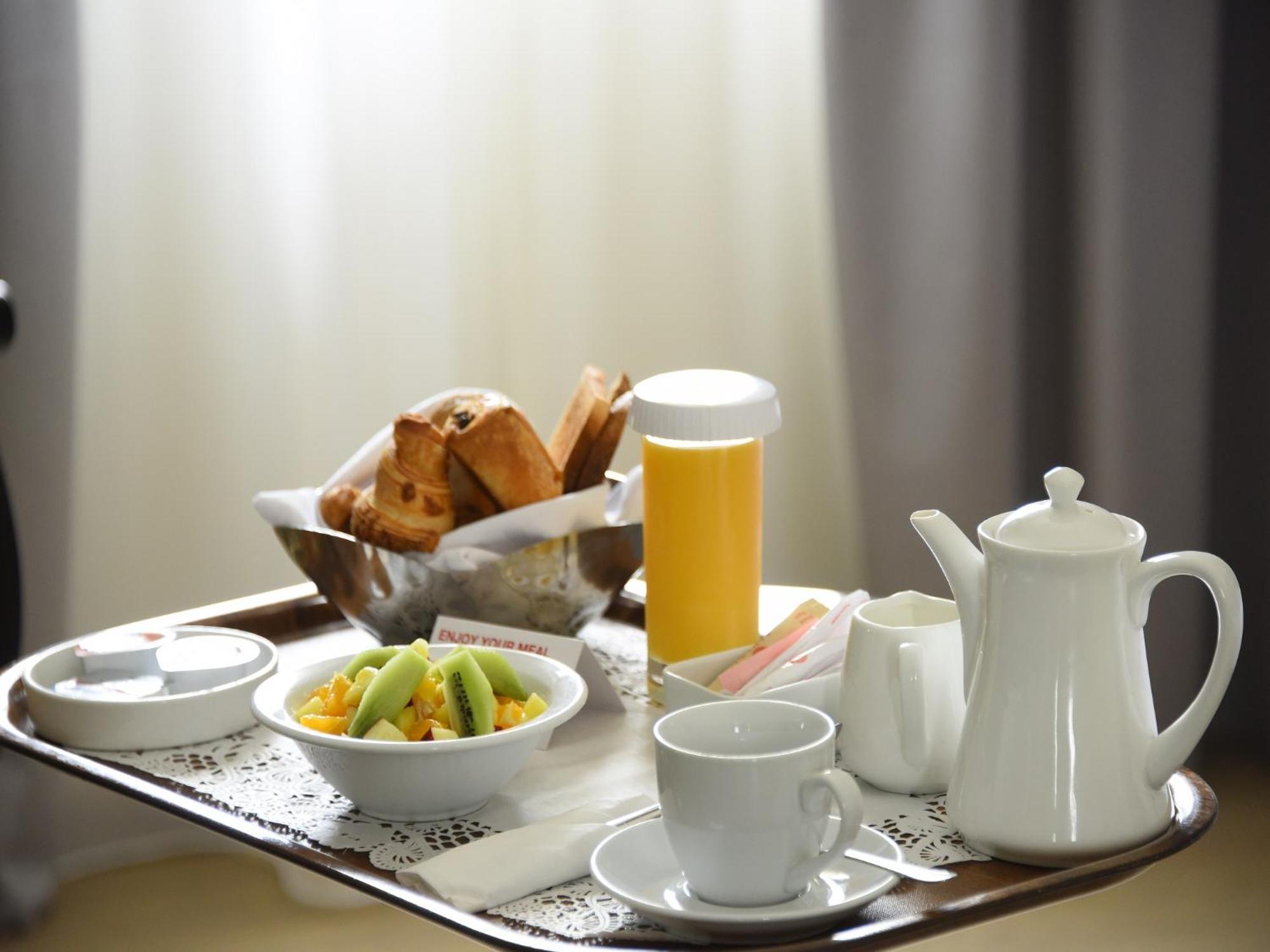 Ramada By Wyndham Downtown Beirut Hotel Buitenkant foto