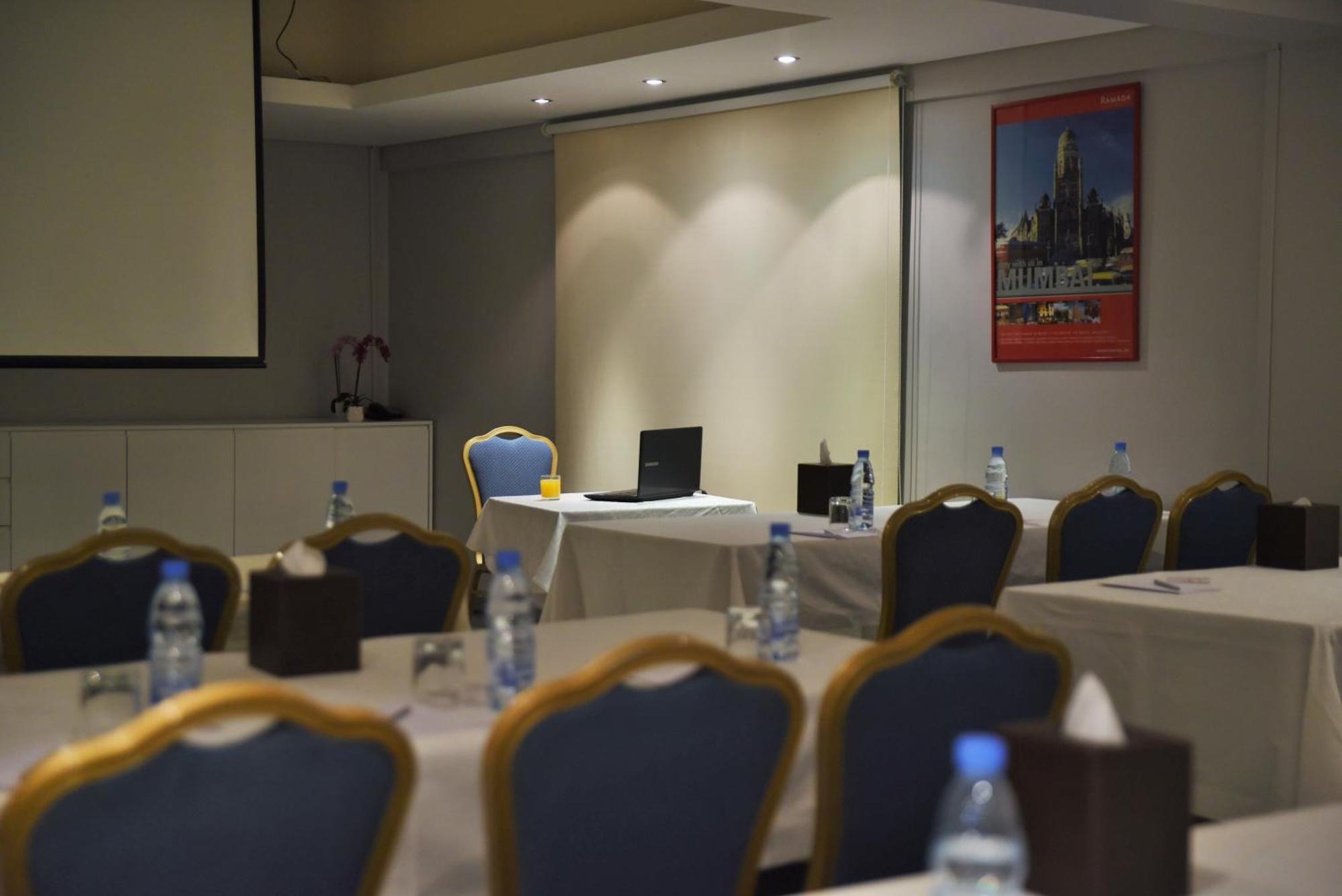 Ramada By Wyndham Downtown Beirut Hotel Buitenkant foto